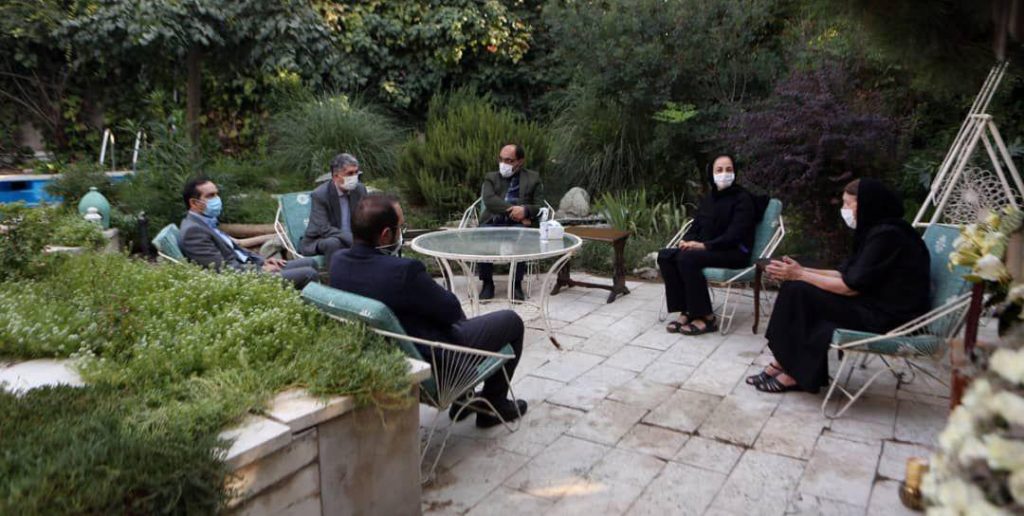 حضور وزیر فرهنگ و ارشاد اسلامی در منزل مرحوم خسرو سینایی