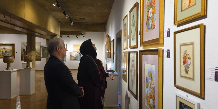 معاون صنایع دستی وزارت میراث فرهنگی از سومین نمایشگاه بزرگ هنرهای تجسمی و سنتی هنرمندان پیشکسوت بازدید کرد