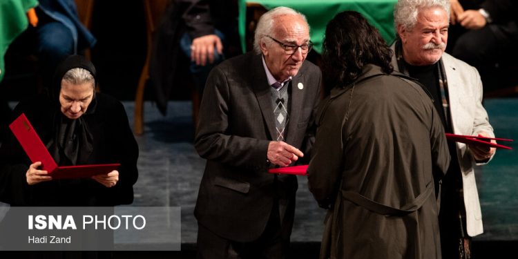 اختتامیه جشنواره تئاتر فجر با حضور هنرمندان پیشکسوت برگزار شد.