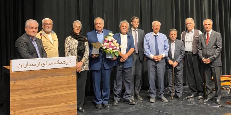 تجلیل مدیرعامل موسسه هنرمندان پیشکسوت از استاد مهرداد دلنوازی